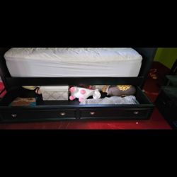 Twin Day Bed w/Trundle (mattress not included)