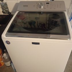 Lavadora MAYTAG. 