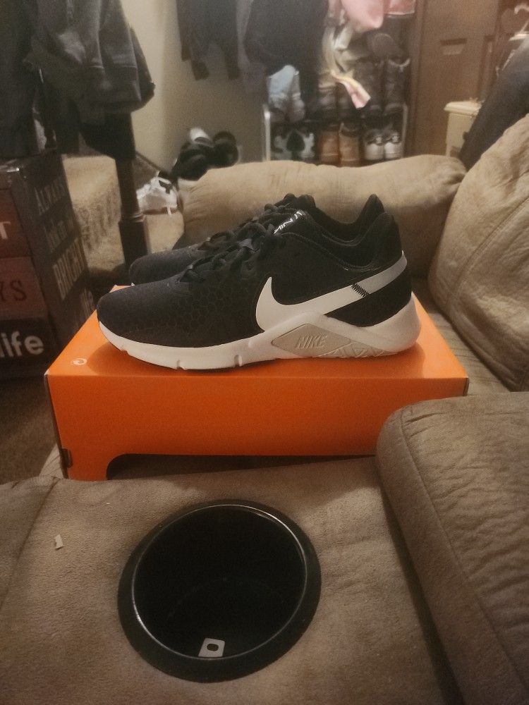 NIKE LEGEND ESSENTIAL 2 WOMEN'S 8