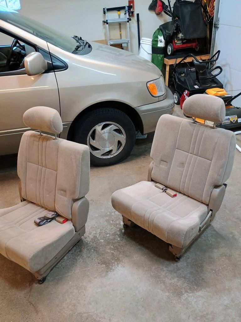 All Four Rear Seats For 2002 Toyota Sienna Van