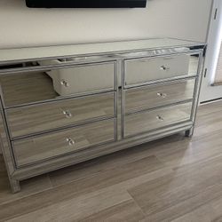 6 - Drawer Glam Style Mirrored Dresser