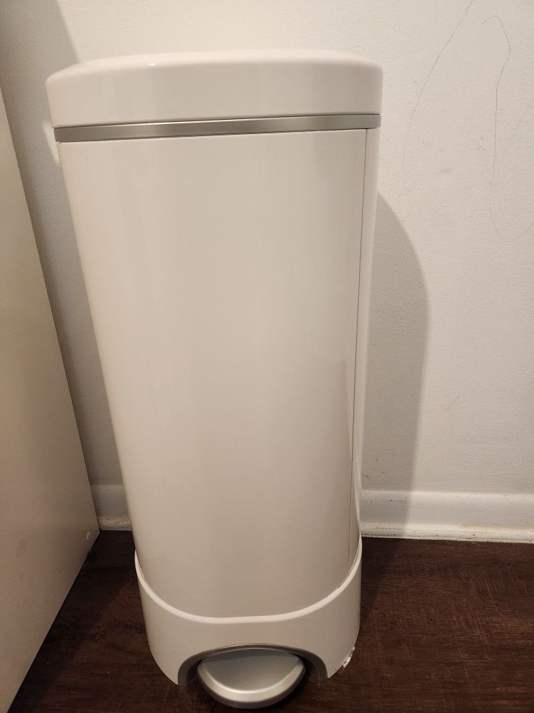 Munchkin STEP Diaper Pail.