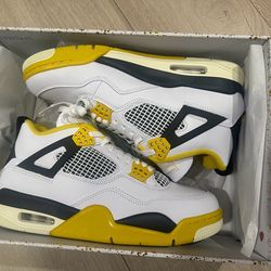 Jordan 4 vivid Sulfur
