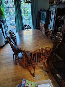 Adjustable table + chairs