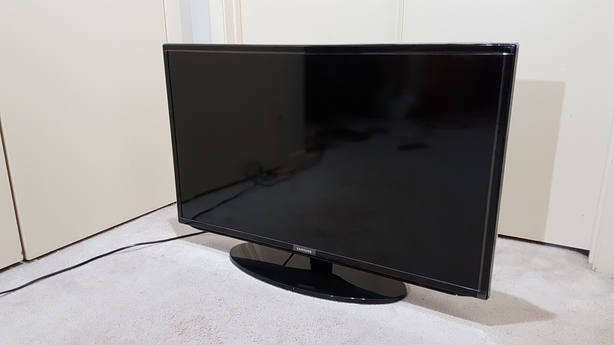 TV Samsung UN40EH5300 40-Inch LED HDTV + Wall Mount + Stand