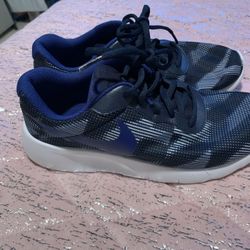 Youth Xl Boys 6 Or Womens 7 Nike Tennis Shoes 