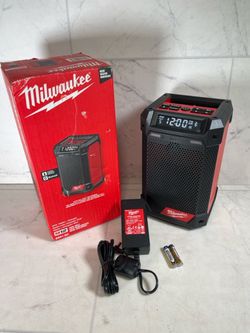 Milwaukee 2951-20 M12 Bluetooth AM/FM radio charger (A1G011432)