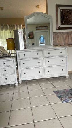 Dresser set