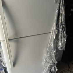 Kenmore Top-Freezer Refrigerator – Clean & Reliable – $200 