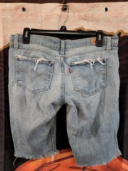 LEVIS WOMENS CUT OFF SHORTS 