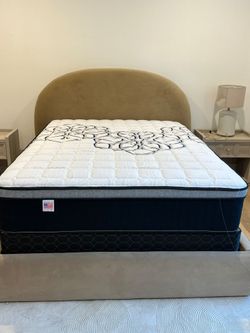 Queen Size Mattress Pillow Top 12"     new Mattress in a plastic sealed