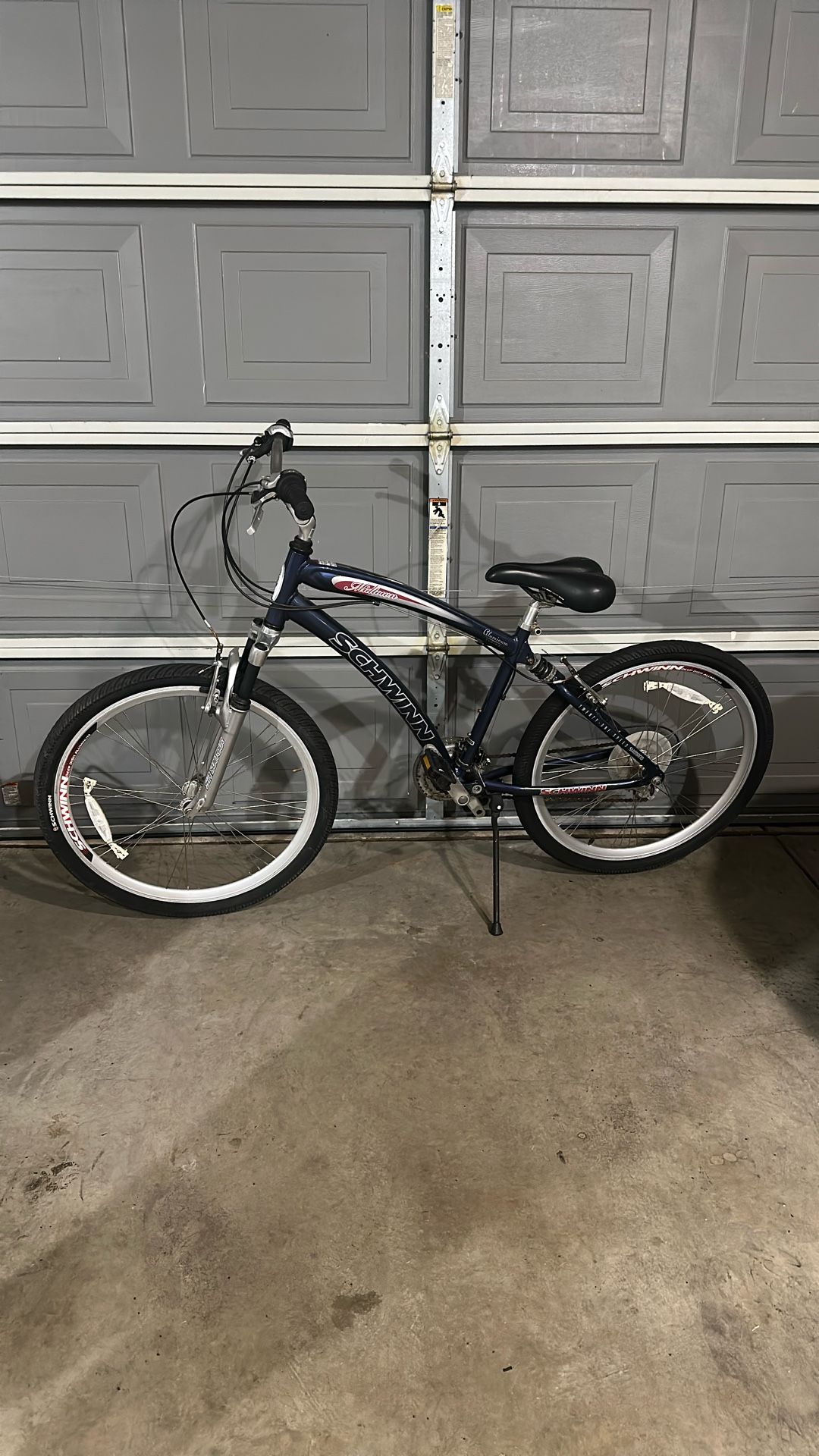 Schwinn Midtown Comfort Cruiser Hybrid Aluminum Bike for 5'2" - 6' Rider