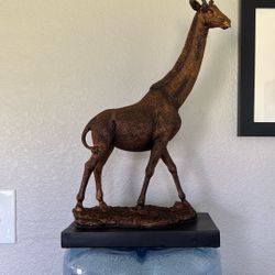 Rustic Bronze Giraffe Sculpture – African-Inspired Home Decor