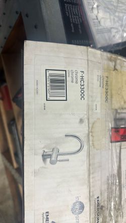 Hot and cold water spigot spicket