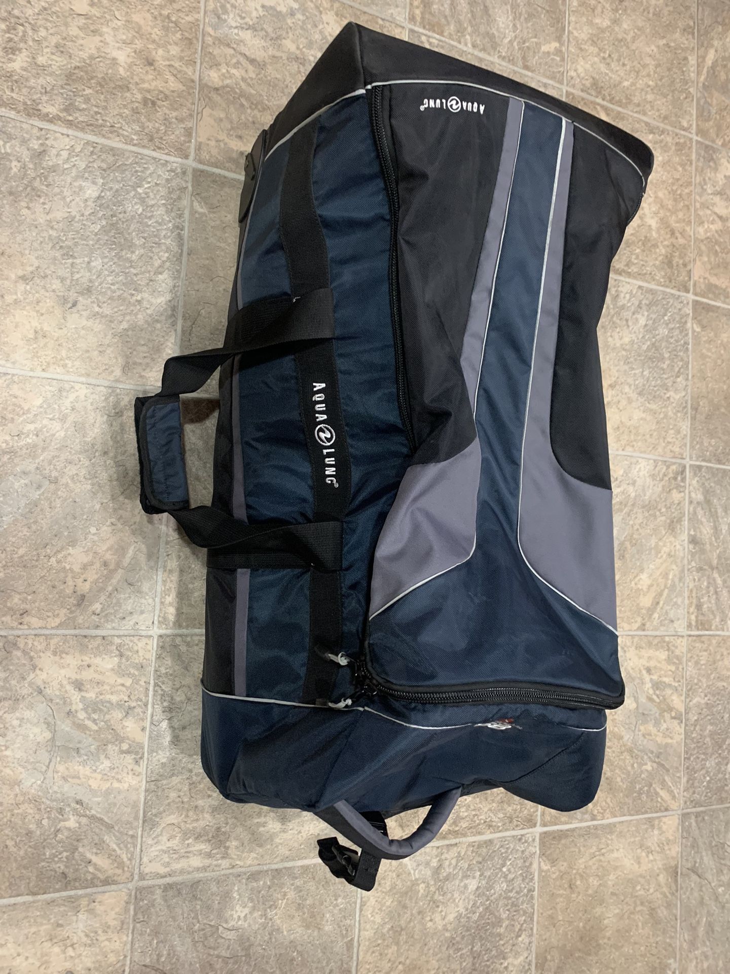 AQUA LUNG 850 TRAVELER SERIES SCUBA DIVERS ROLLER BAG