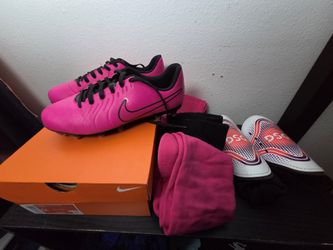 Nike Girls Cleats Size 5y w/Shin Guards & Socks