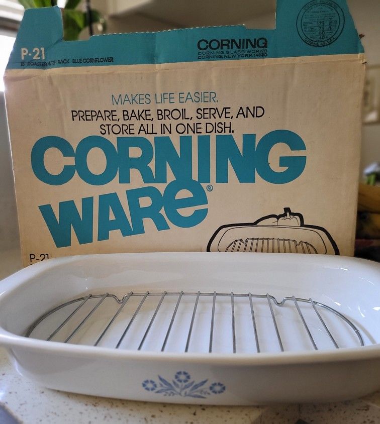 Corning wear P - 21 vintage roaster with rack.