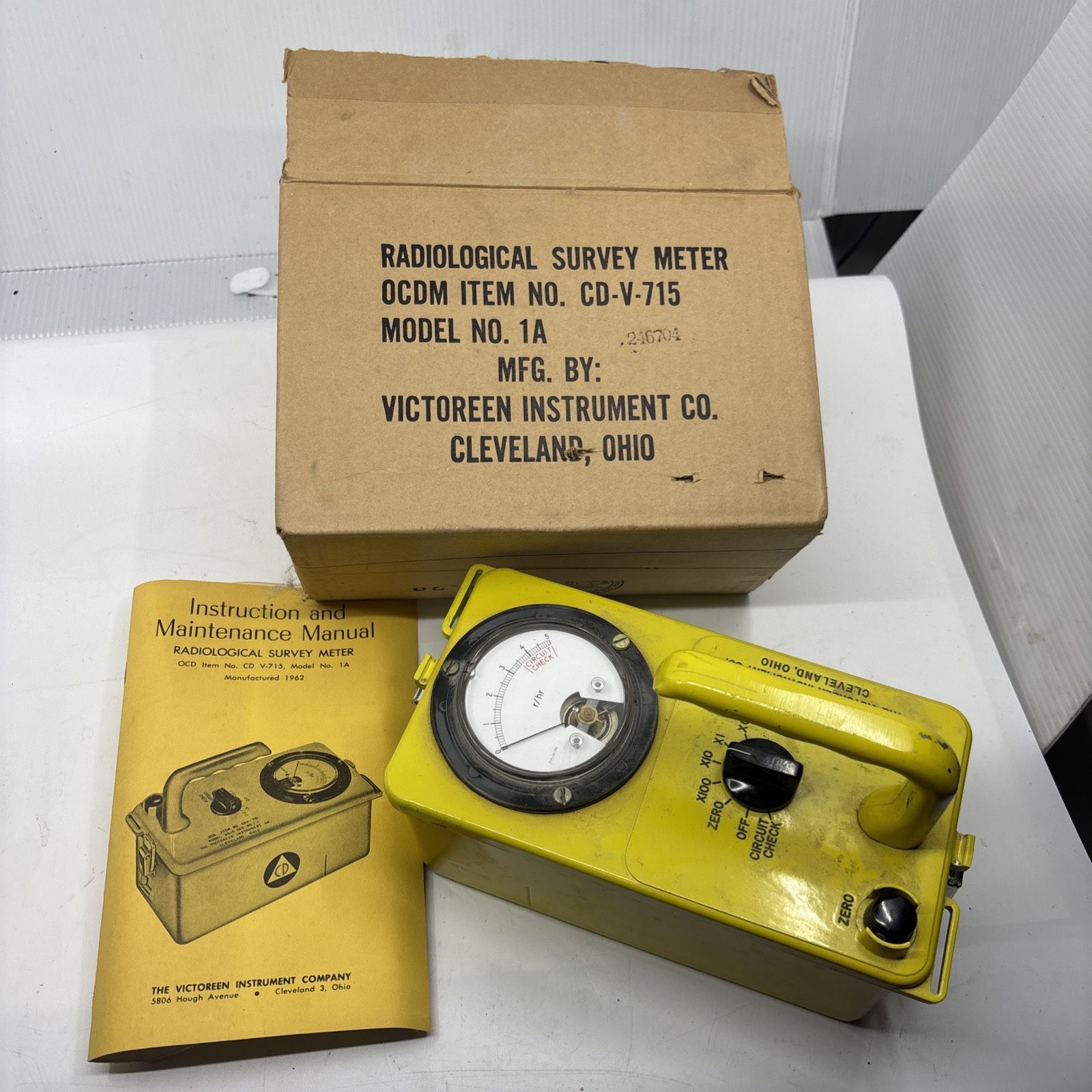 Victoreen CDV-715 Radiological Survey Meter Vintage Model No. 1A w manuals.