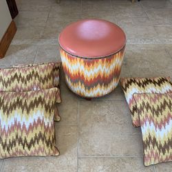 5 cushions small ottoman