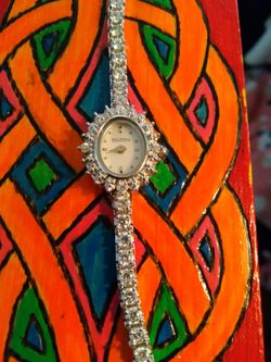 Works great haven't worn it.its a begin.with diamonds on band.and real diamond in side.askinh 125.