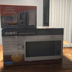 Avanti Microwave And Brentwood Toaster 
