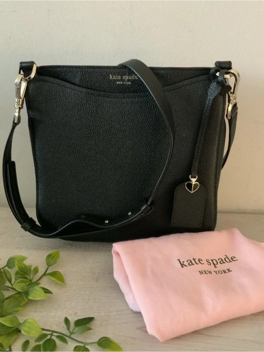 Kate Spade Margaux Large Crossbody bag in black leather with original dust bag, is in excellent condition, nothing to note.
The margaux large crossbo