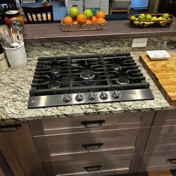 30” LG 5 Burner Gas Cook Top & GE Exhaust Down Draft