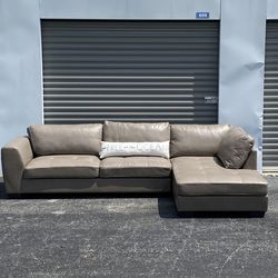 Like New  Elegant Beige Sectional Couch/Sofa + FREE DELIVERY🚛