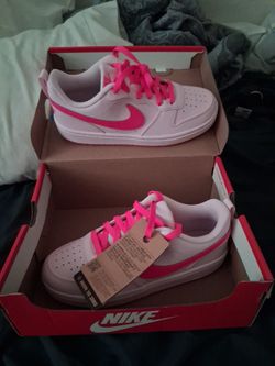 Size 4 1/2 youth.  Beautiful pink nikes