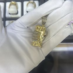 Good money hand pendant with diamonds 10k Gold 