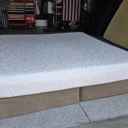 Serta iComfort Insight King Mattress and Boxspring