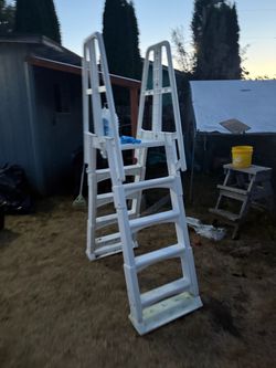 Pool ladder