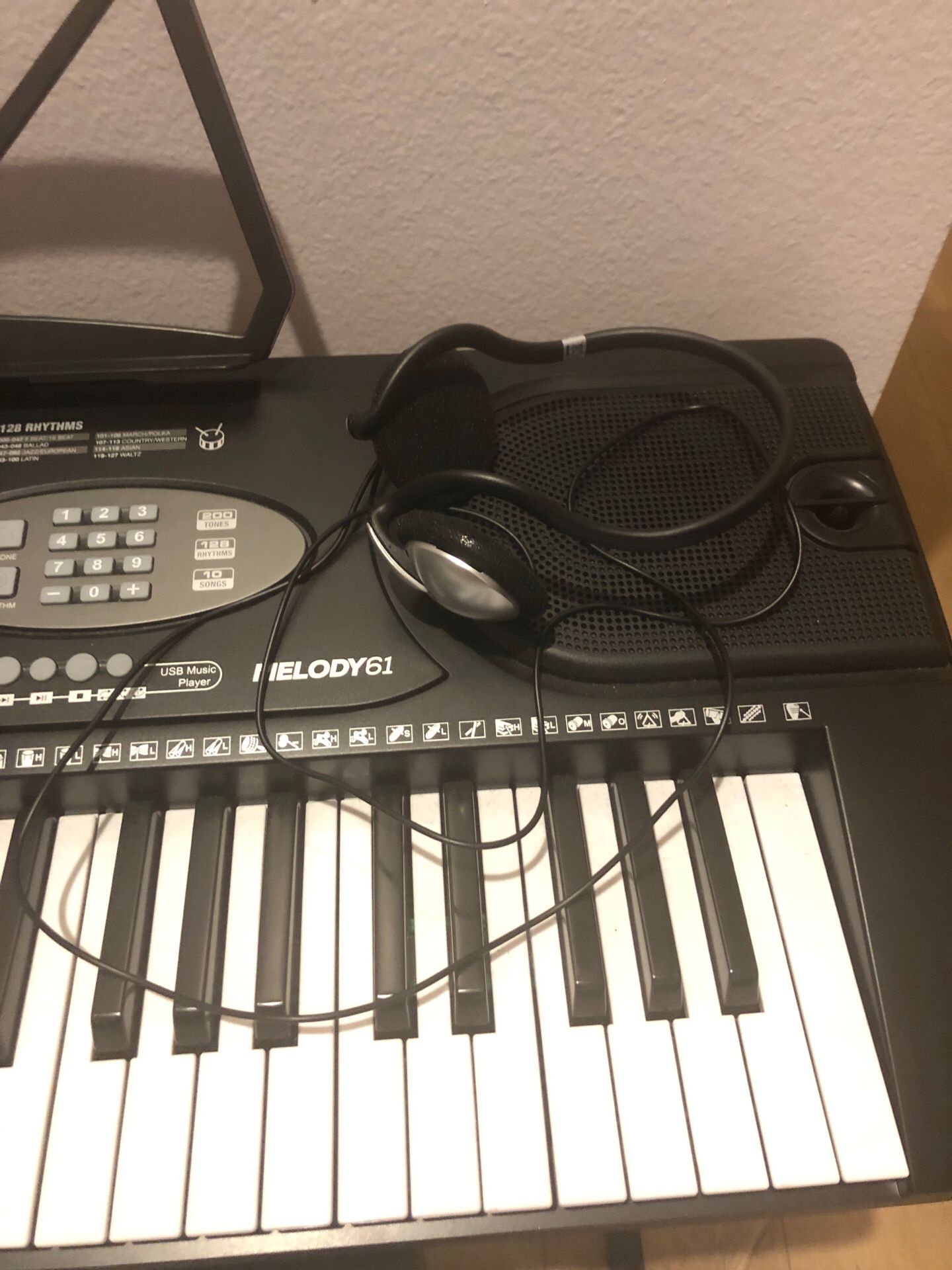 Alesis Melody 61 MKII - 61 Key Music Keyboard / Digital Piano with Built-In  Speakers, Headphones, Microphone, Piano Stand, Music Rest and Stool for  Sale in Cornelius, NC - OfferUp