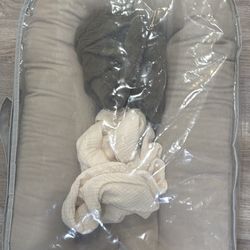 Snuggle Me infant lounger with Covers