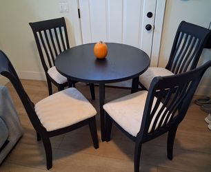 Excellent dining table and chairs
