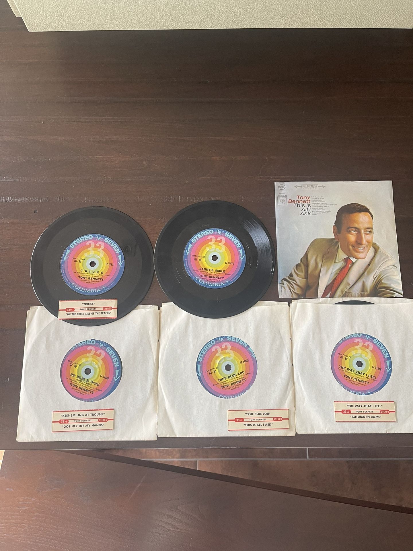 Tony Bennett Mini Album. Five 7” Singles That Play At 33. Small Hole. See Pictures. In Original Lp, There Are 12 Songs Total. See Comments Below.