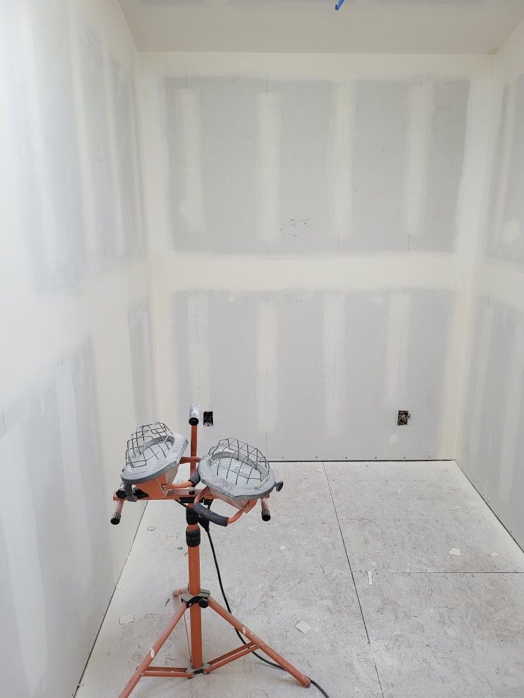 WE HANG SHEETROCK!!!