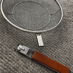 stainless steel mesh strainer, also commonly referred to as an oil strainer or a frying skimmer.