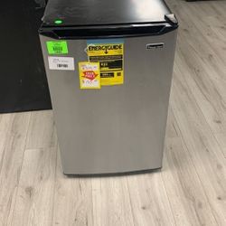 MAGIC CHEF MINI REFRIGERATOR IPMLL
