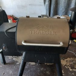 TRAEGER SMOKER GRILL 
