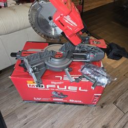 Milwaukee
M18 FUEL 18V Lithium-Ion Brushless Cordless 10 in. Dual Bevel Sliding Compound Miter Saw (Tool-Only)