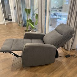 Electronic Reclining Chair Perfect Condition    BUILT IN CHARGING PORT