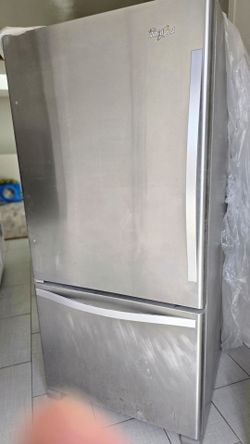 Refrigerator Whirpool 22.1 cu Great condition, ice maker