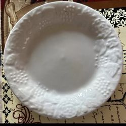 Nice white small plate with nice design made Gibson