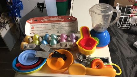 Play food and kitchen utensils