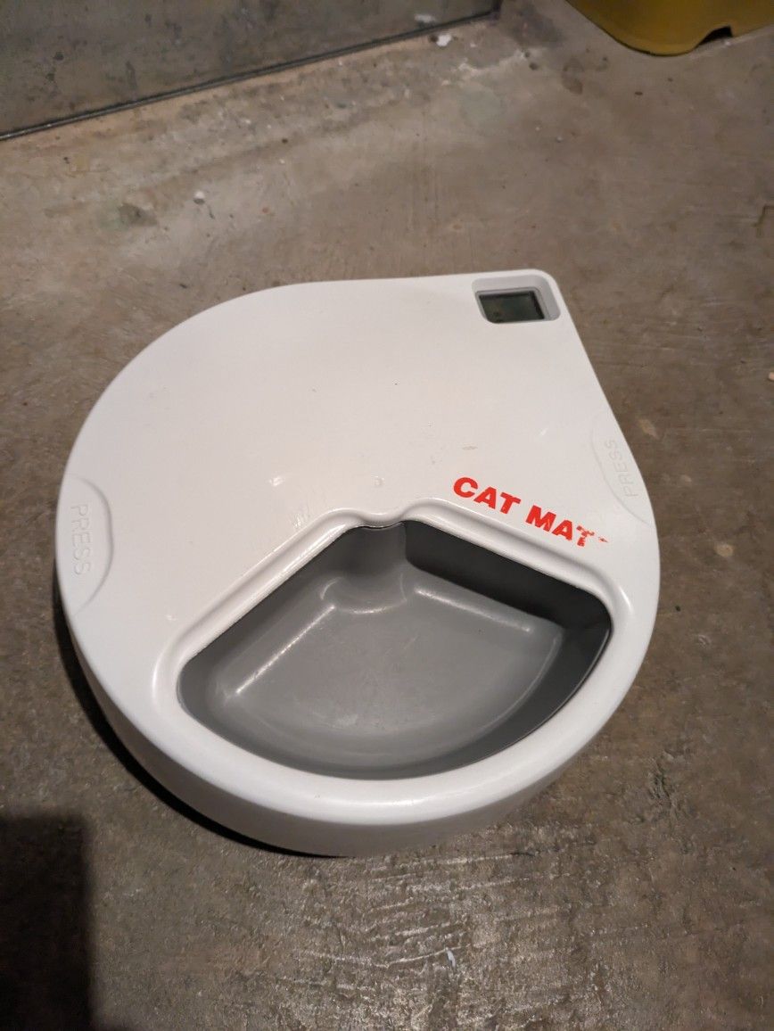 Auto cat feeder