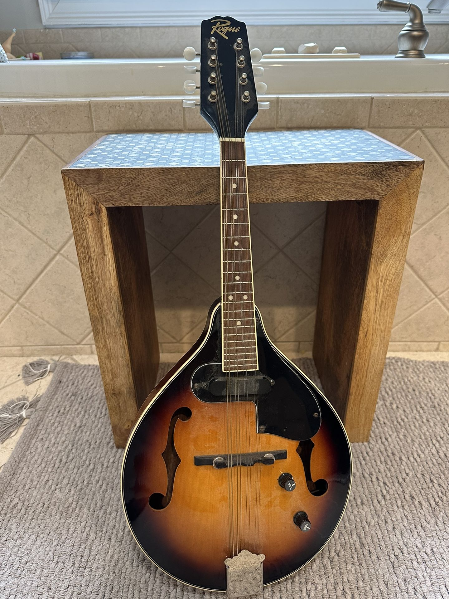 Rogue RM-100A A-Style Mandolin Sunburst Built-In Pick Up Excellent  Condition for Sale in Kennesaw, GA OfferUp