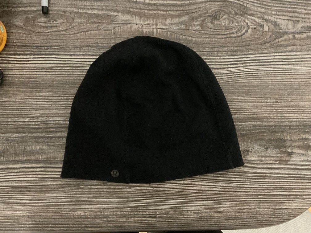 Black Lululemon beanie