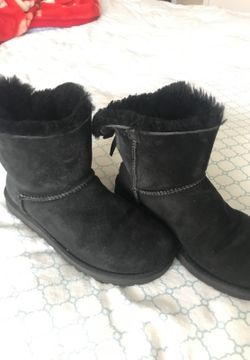 Black one bow UGGS