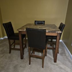 Like NEW Counter Height Dinning Table w/4 chairs